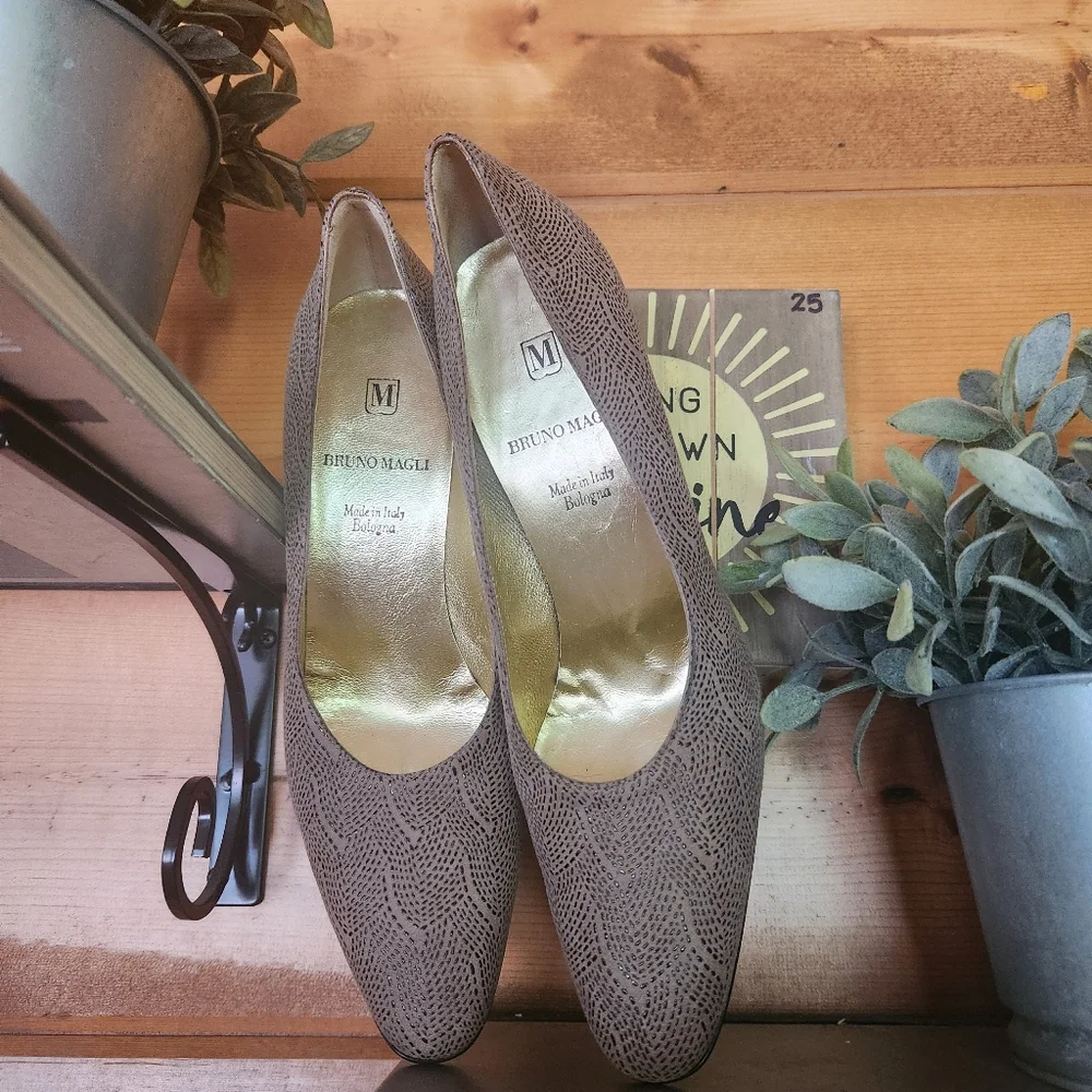 BRUNO MAGLI Vintage Italy Taupe Circle Emboss Leather Pump Designer Heels 7.5 AA